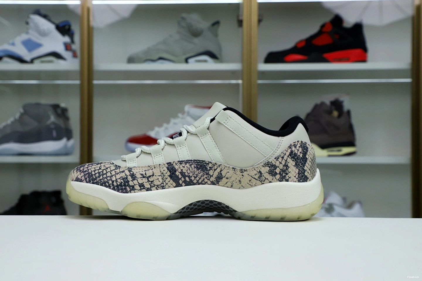 LOW AIR 11 LIGHT BONE SNAKESKIN JORDAN 0925